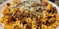 Cheesy Garlic Twisted Pasta with Cajun Ground Beef and Alfredo Velveeta